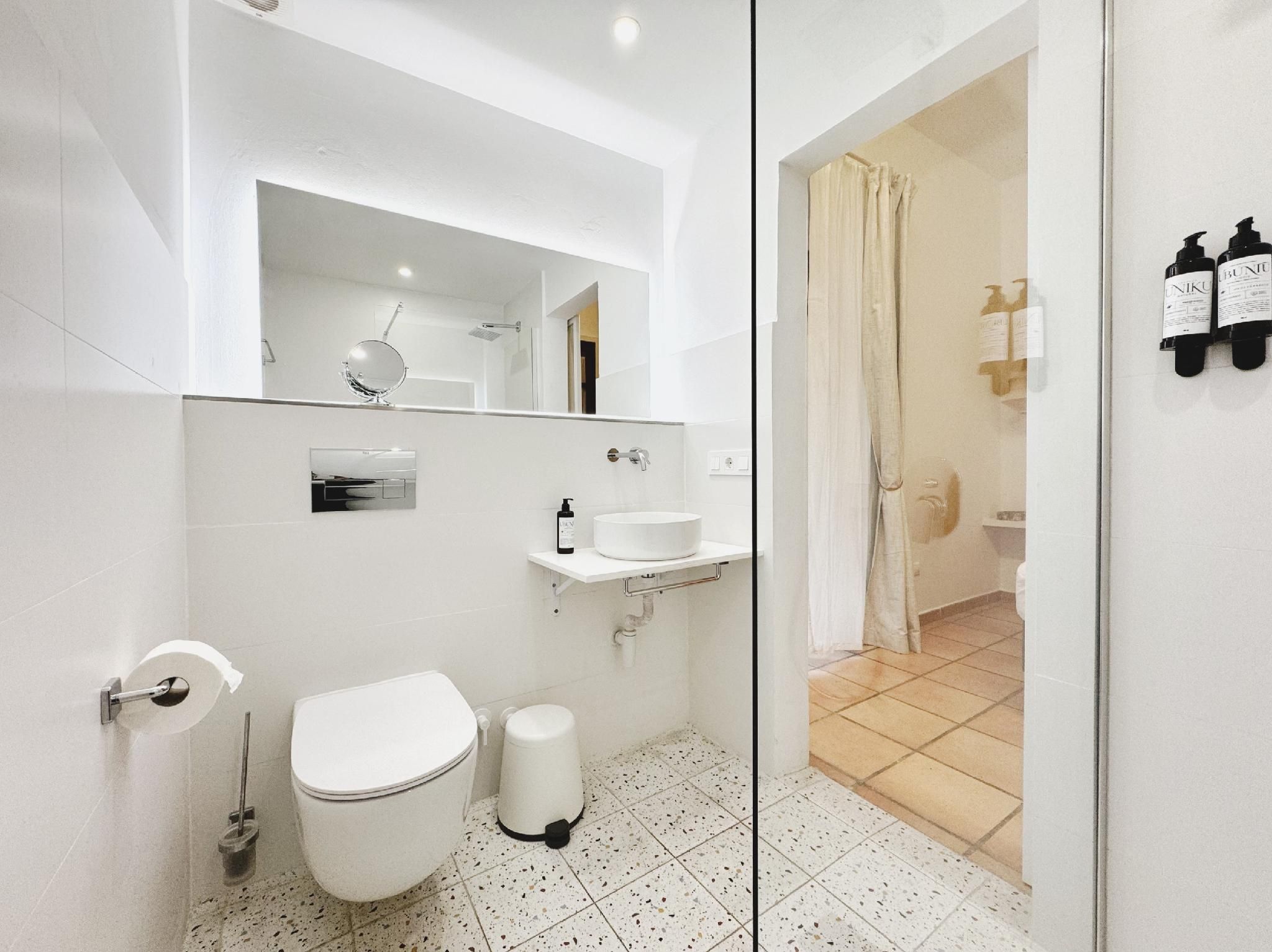 Junior Suite con salón-Baño privado con ducha-Vista a la Calle-HAB 2