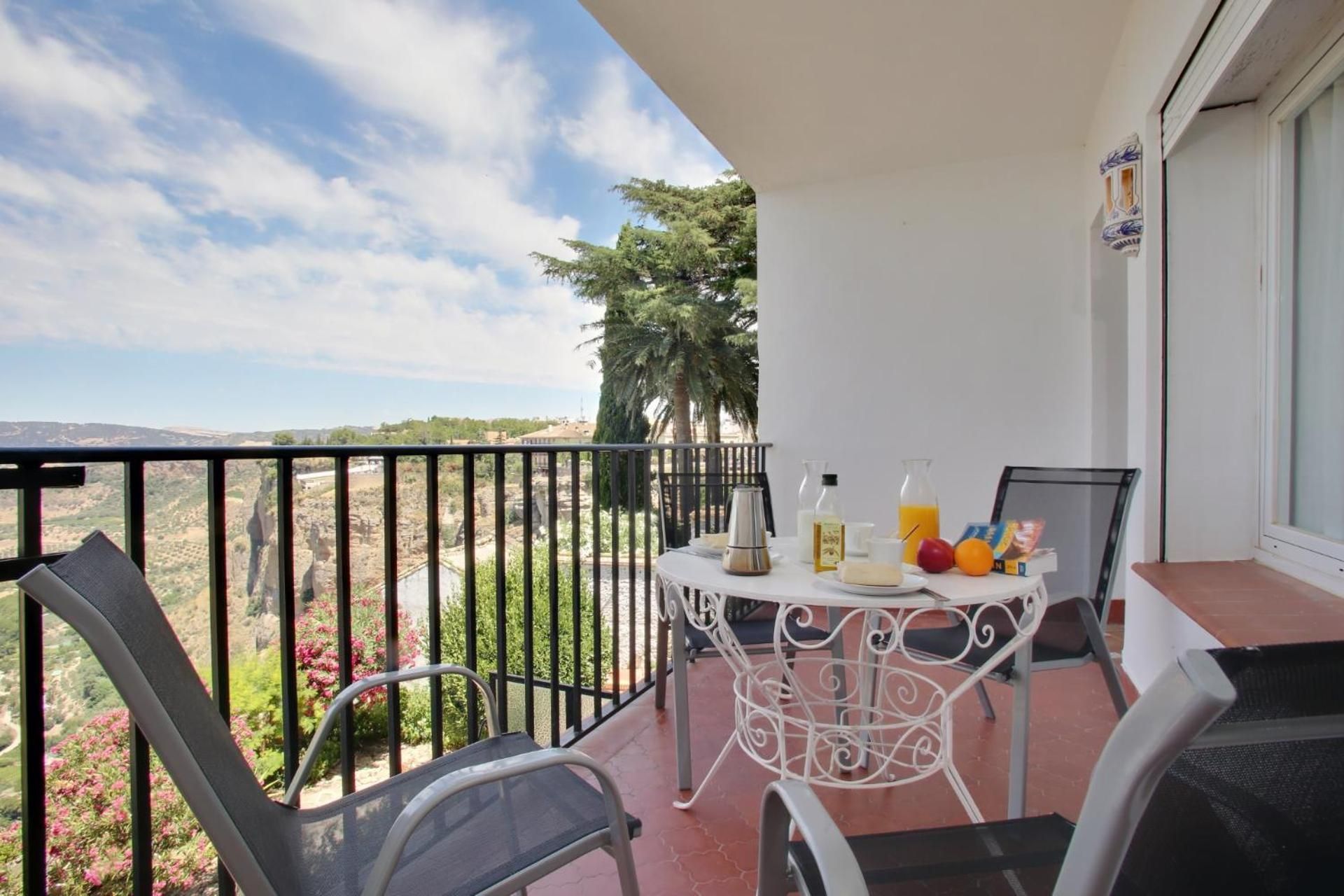 Apartment with Mountain View