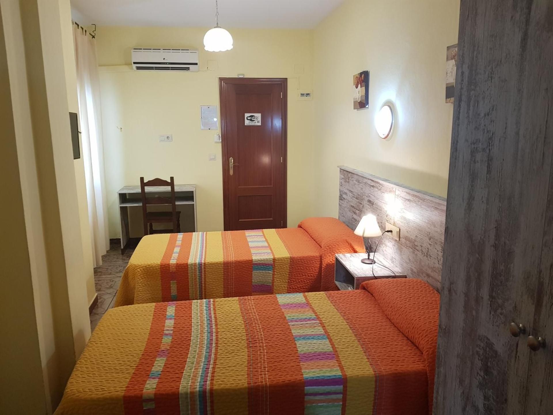 2 Single Beds