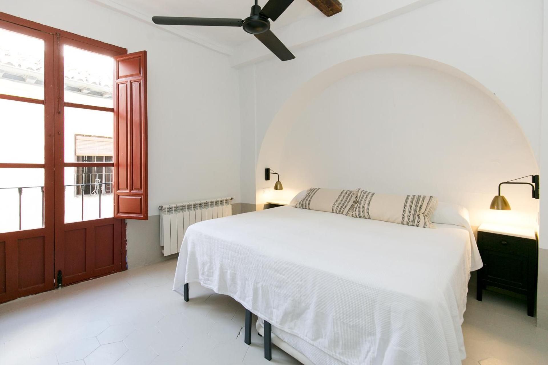 Classic Double Room with Balcony and Shared Bathroom