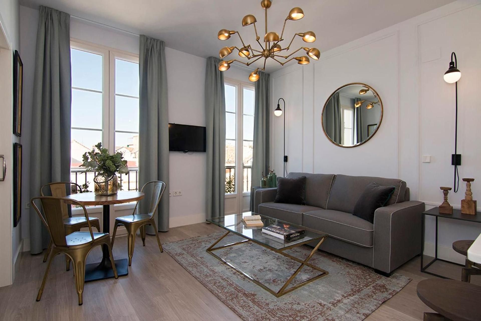 DELUXE APARTMENT