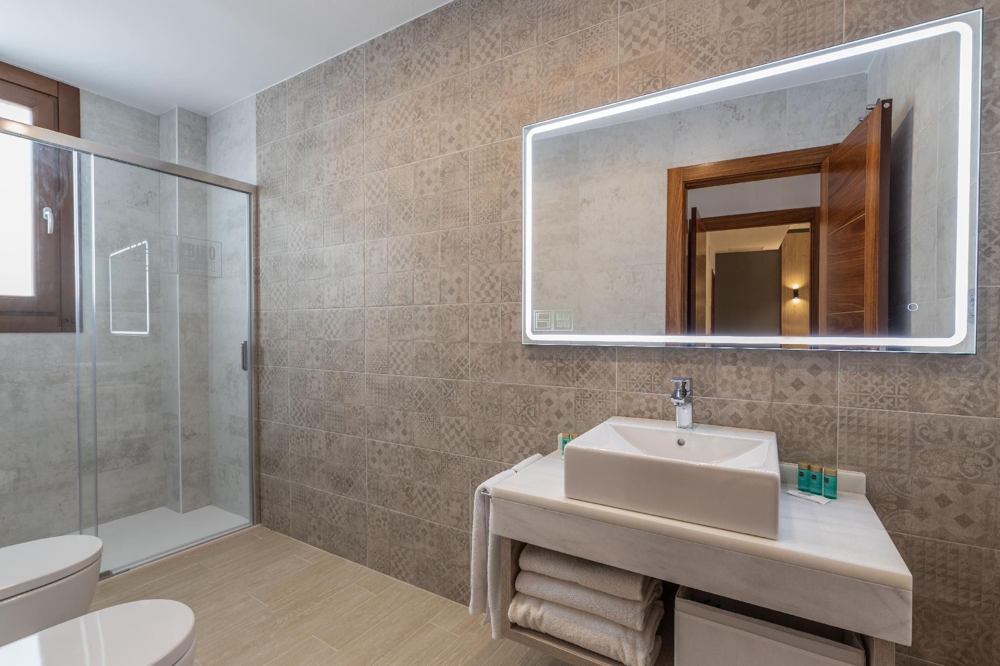 2-Bedroom Apartment with 2 Bathrooms