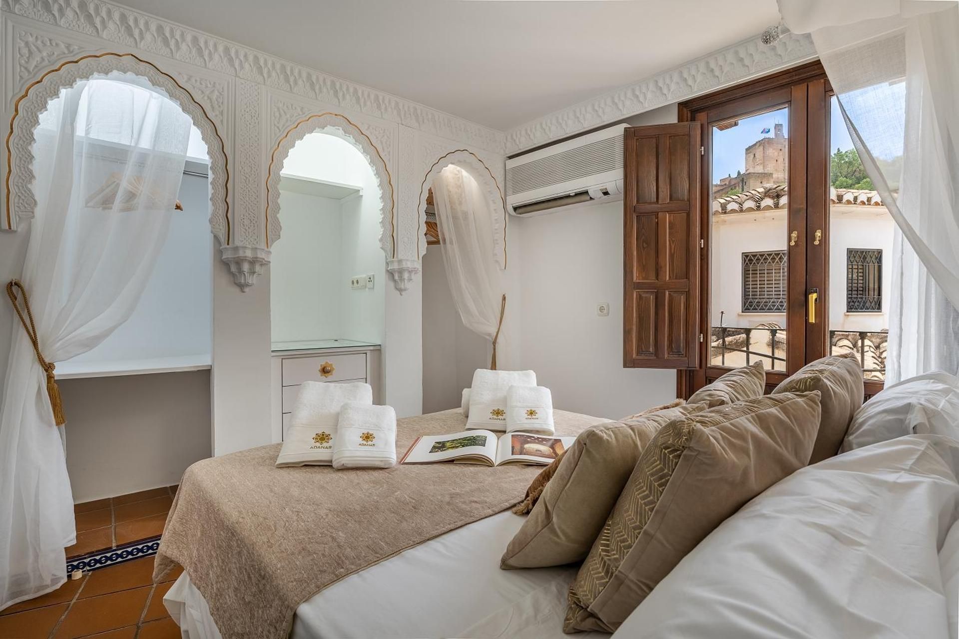 Executive Apartment with Alhambra Views with bath