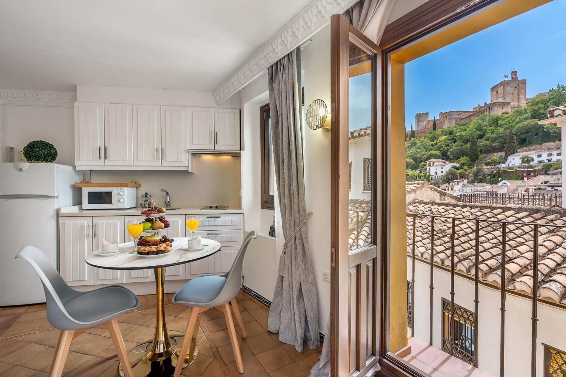Executive Apartment with Alhambra Views with bath