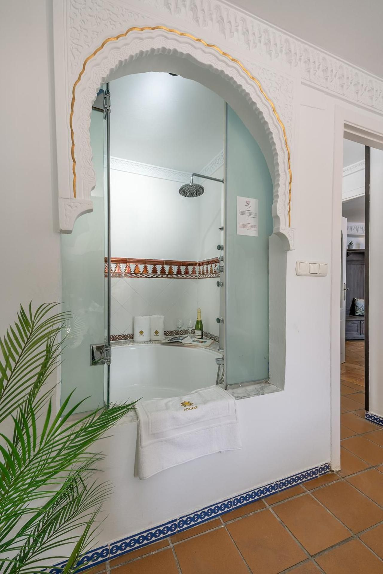 Apartment with Balcony and side Alhambra view