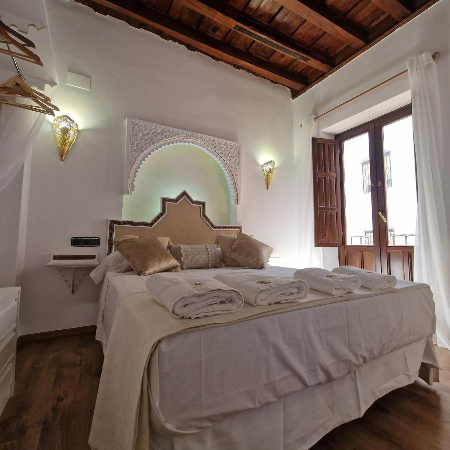 Executive Apartment with Alhambra Views