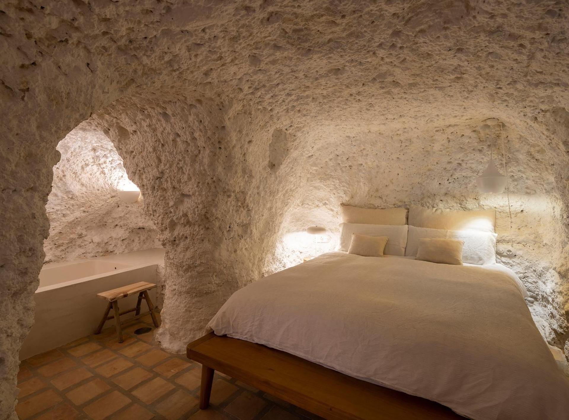Cave Suite with Bathtub