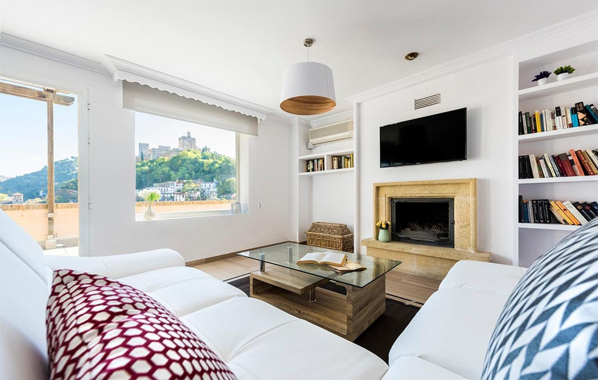 Three Bedroom Penthouse Apartment with Terrace 