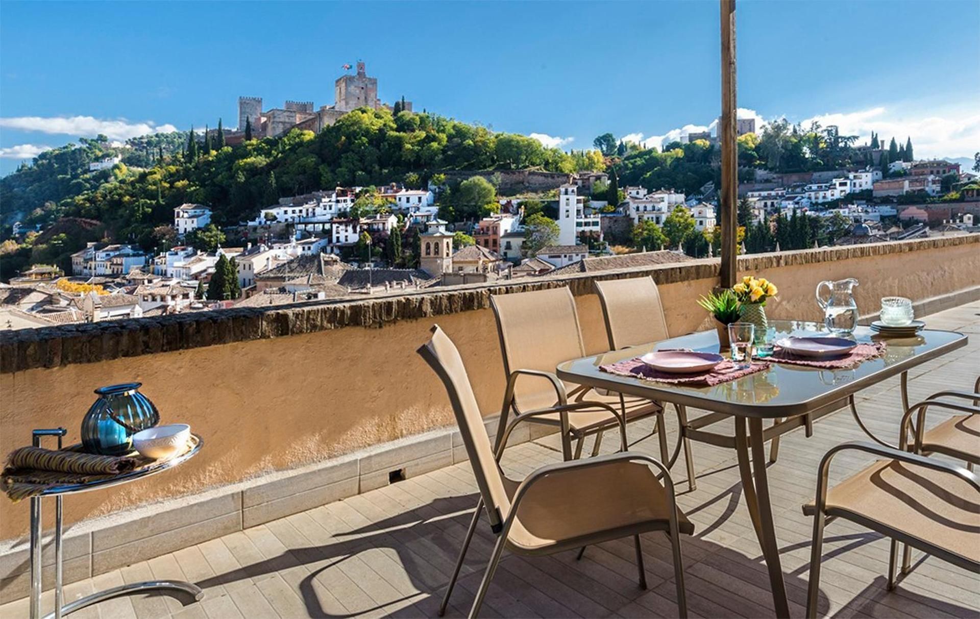 Three Bedroom Penthouse Apartment with Terrace 