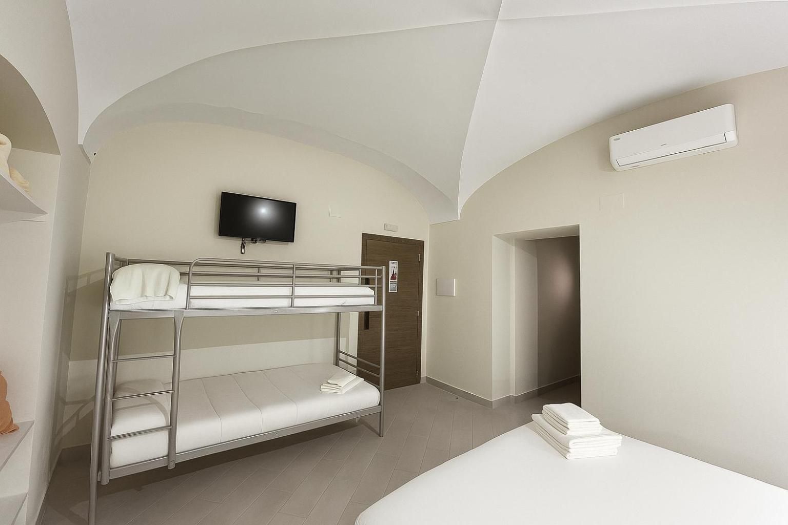 Hostal Pompeya Merida Quadruple Room with Bath 2