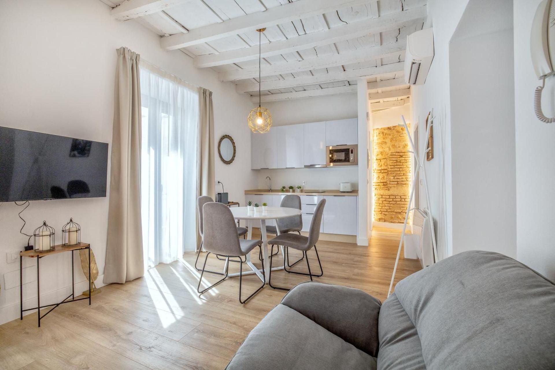 DELUXE APARTMENT