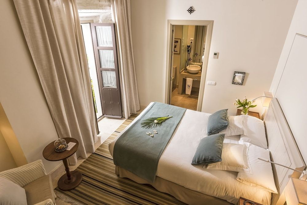 Deluxe Room, 1 Queen Bed, Terrace