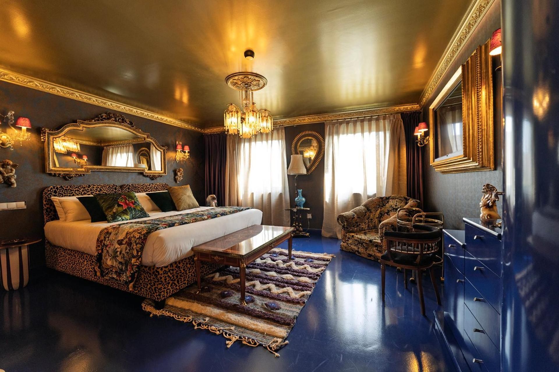 DELUXE APARTMENT