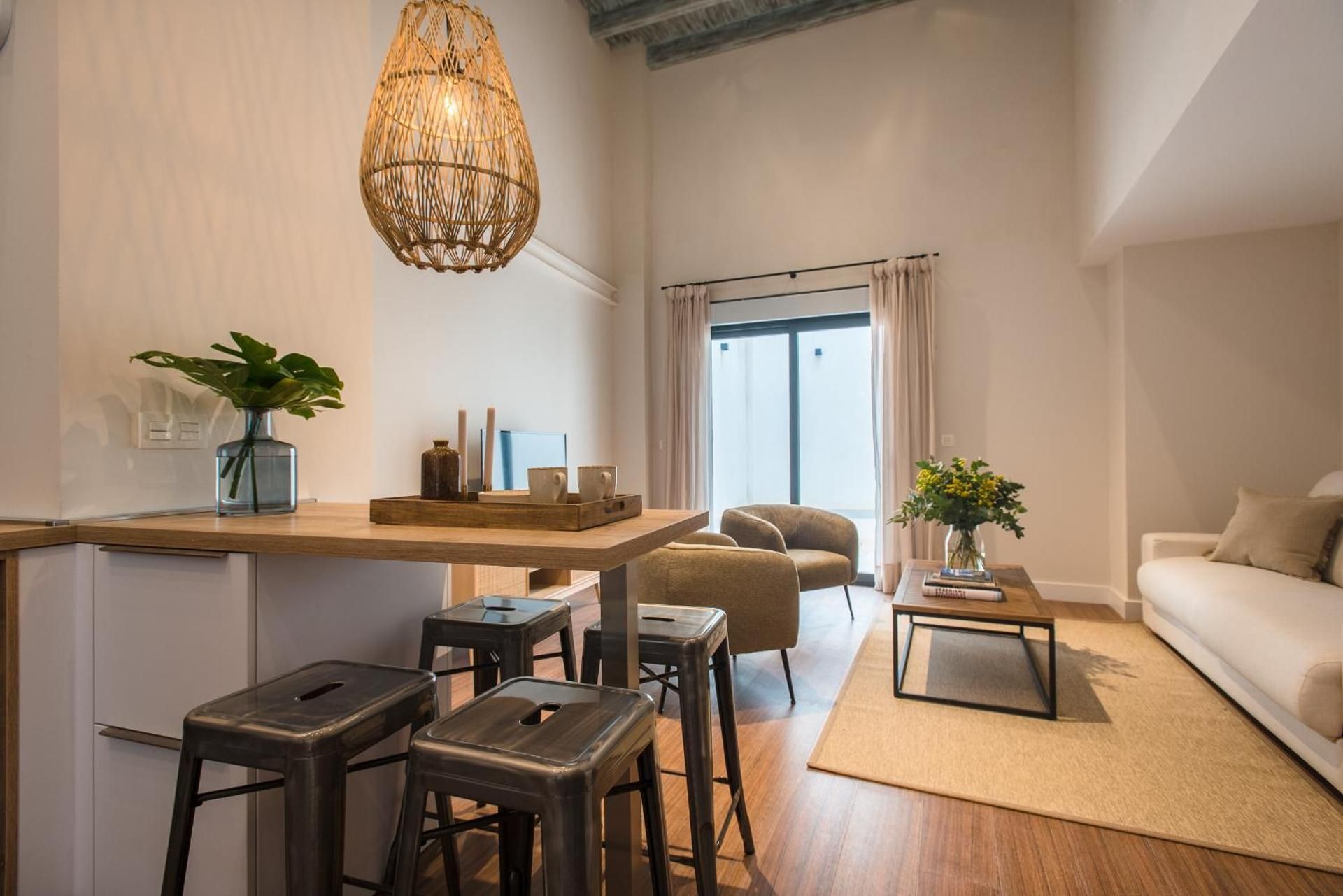 Deluxe Apartment with Patio and Private Jacuzzi