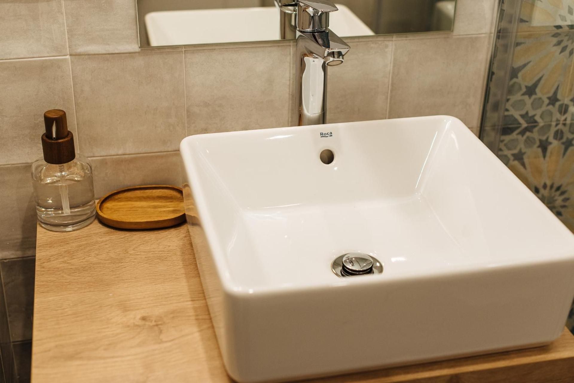 Deluxe Apartment with Patio and Private Jacuzzi