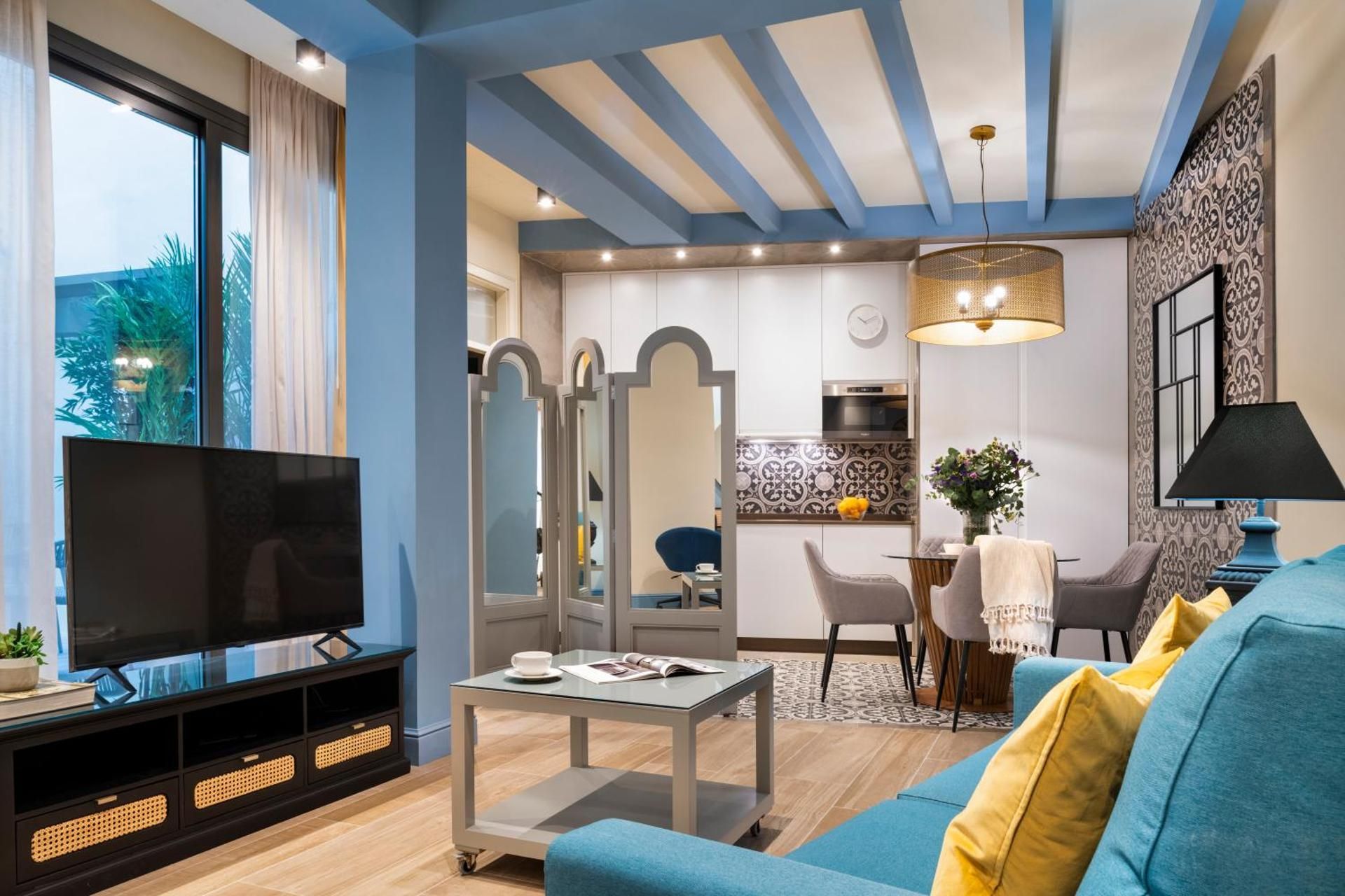 Apartment with Courtyard