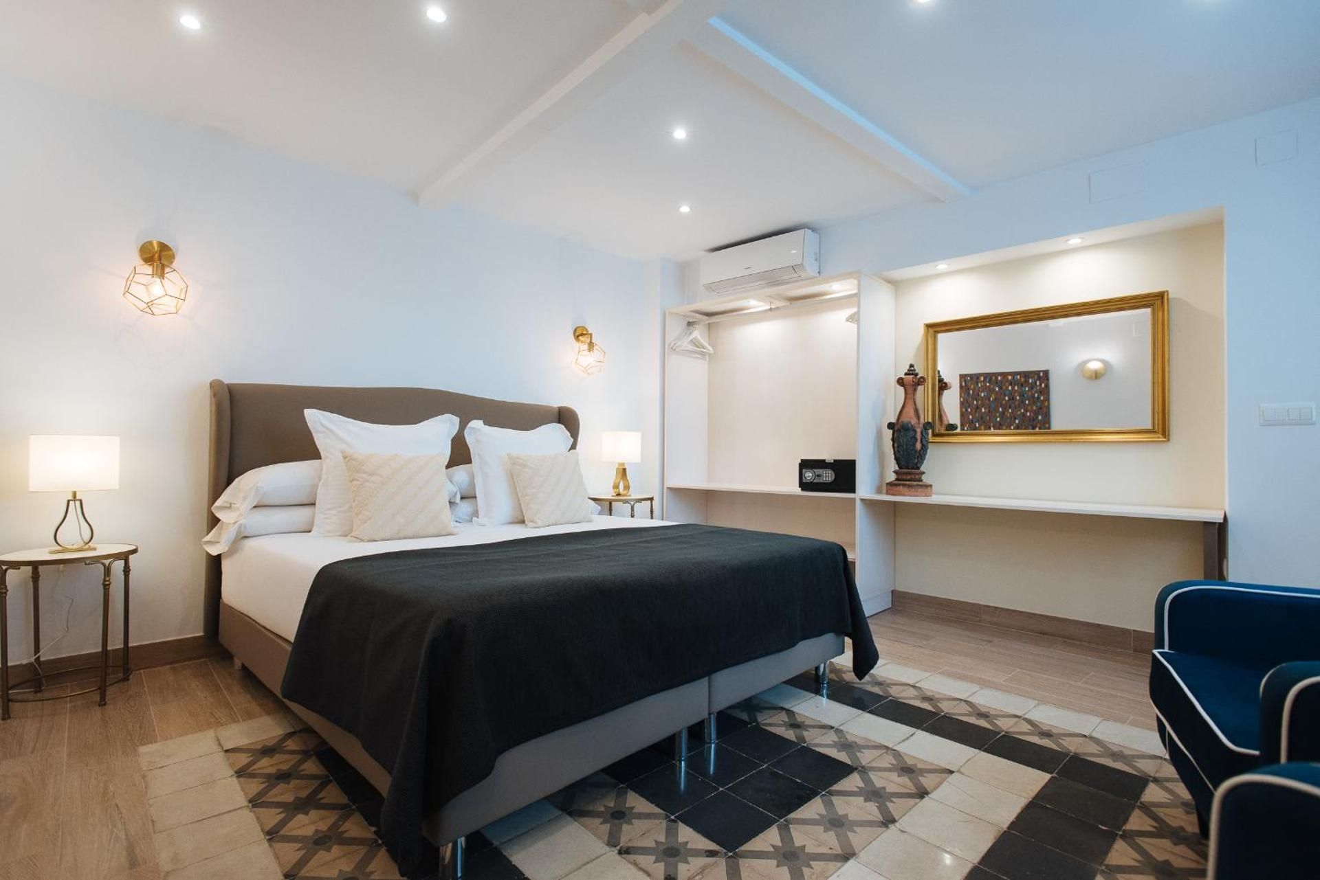 DELUXE APARTMENT