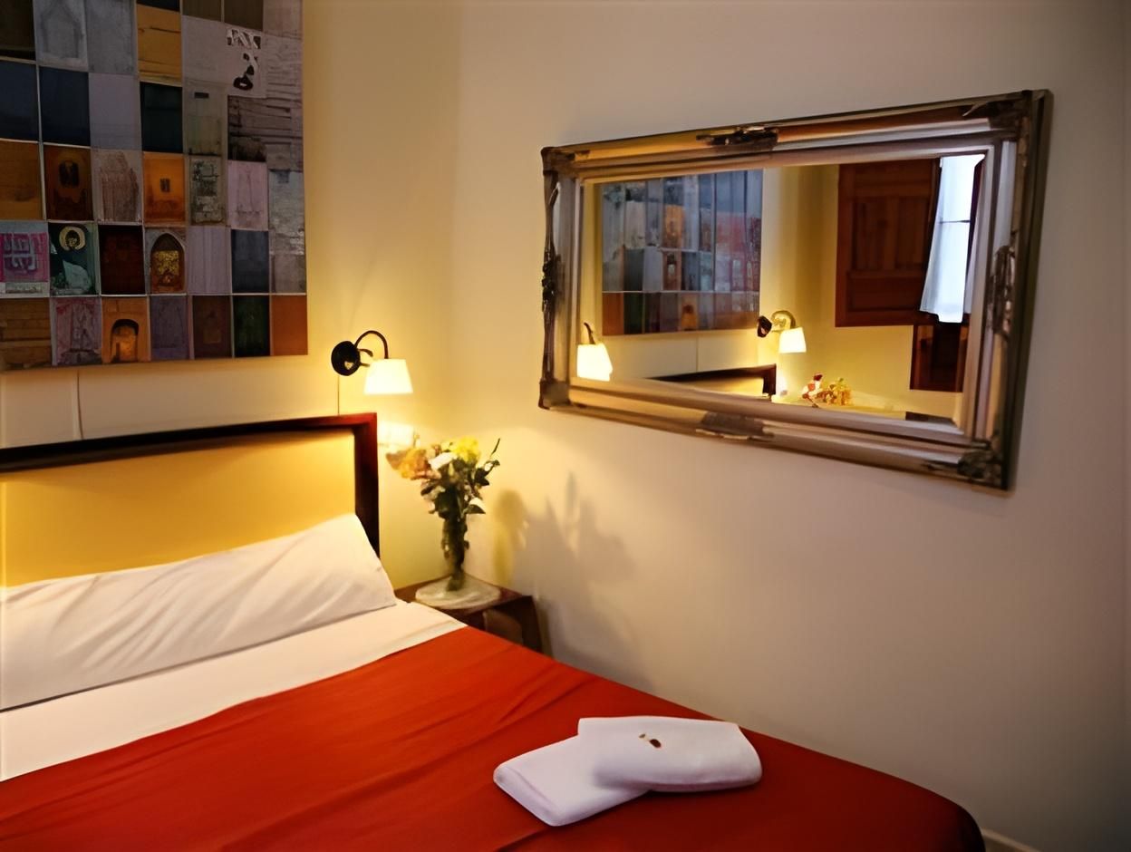Single Room - Shared Bathroom