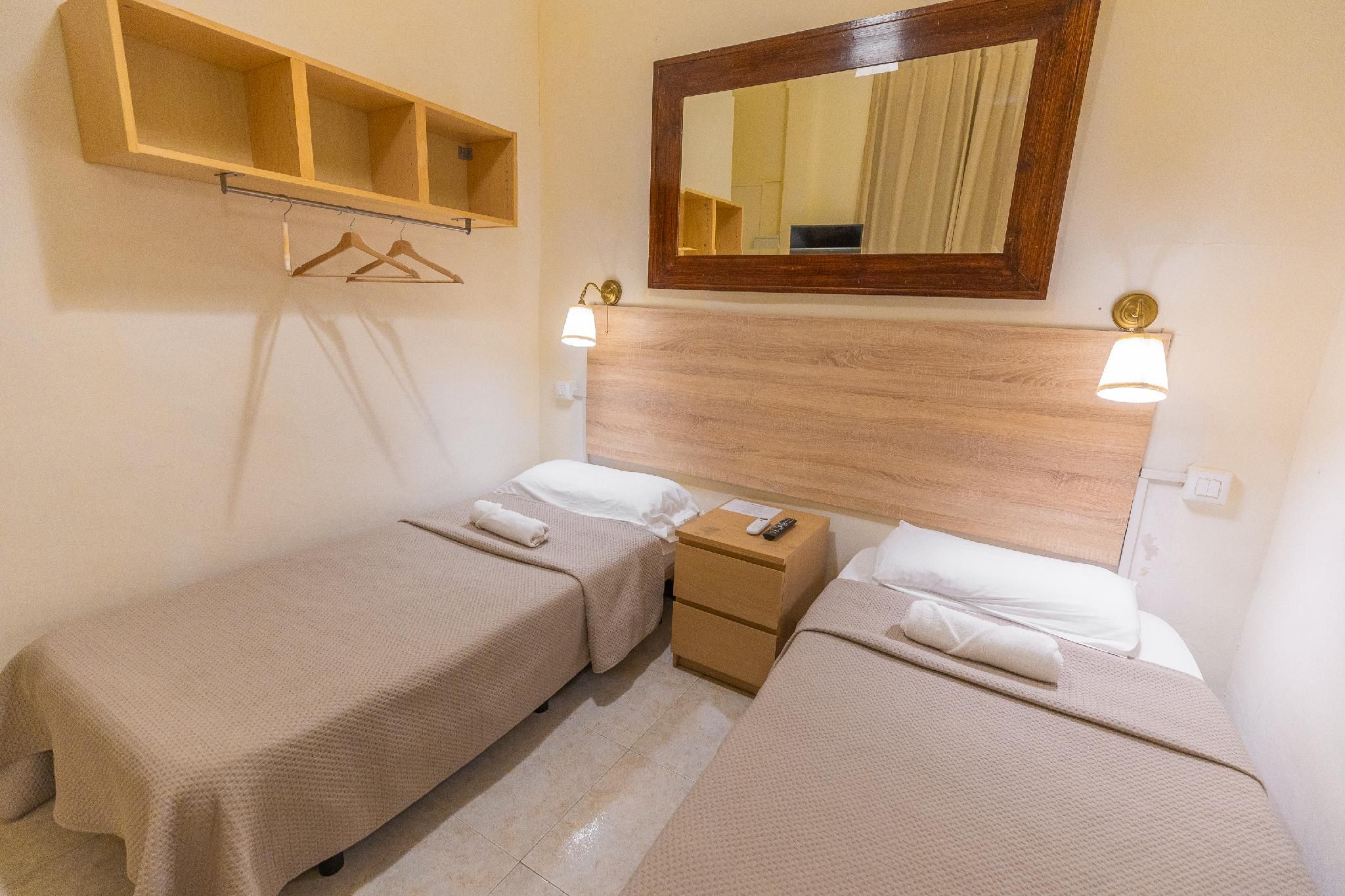 Single Room - Shared Bathroom