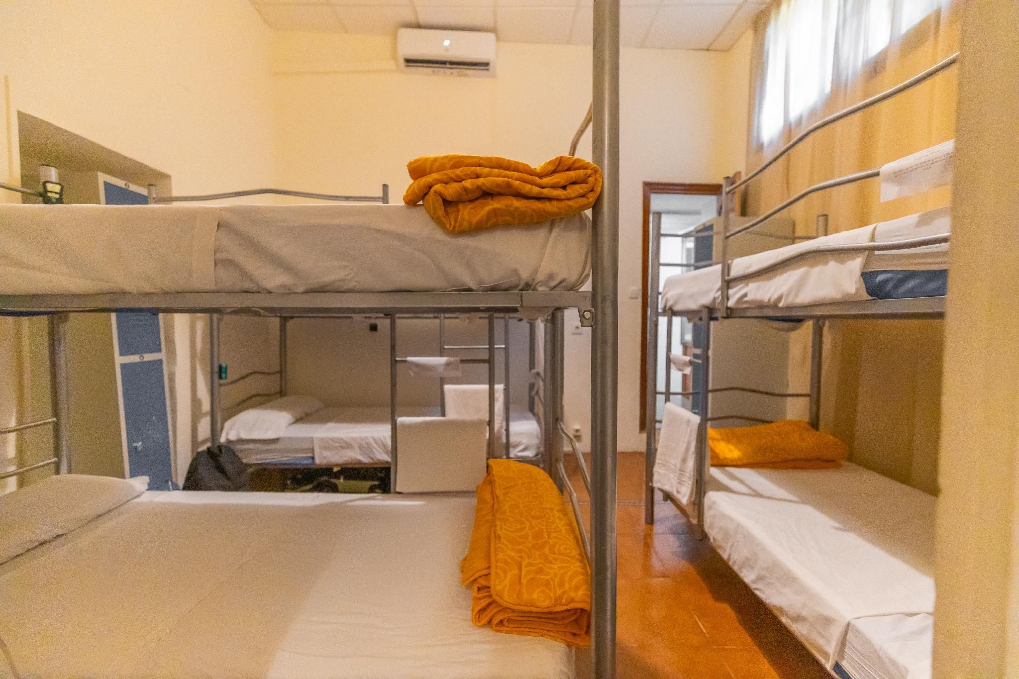 1 Person in 10-Bed Dormitory with Shared Bathroom - Mixed