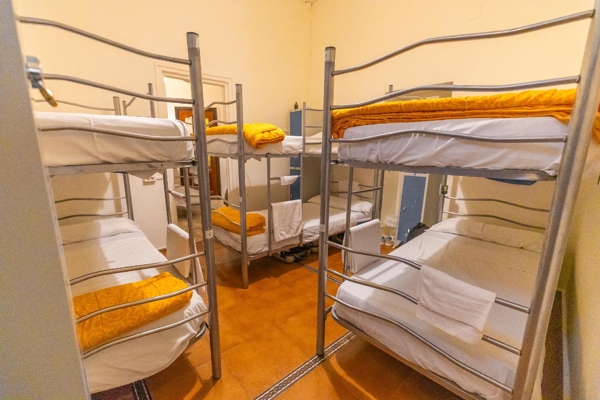 1 Person in 10-Bed Dormitory with Shared Bathroom - Mixed