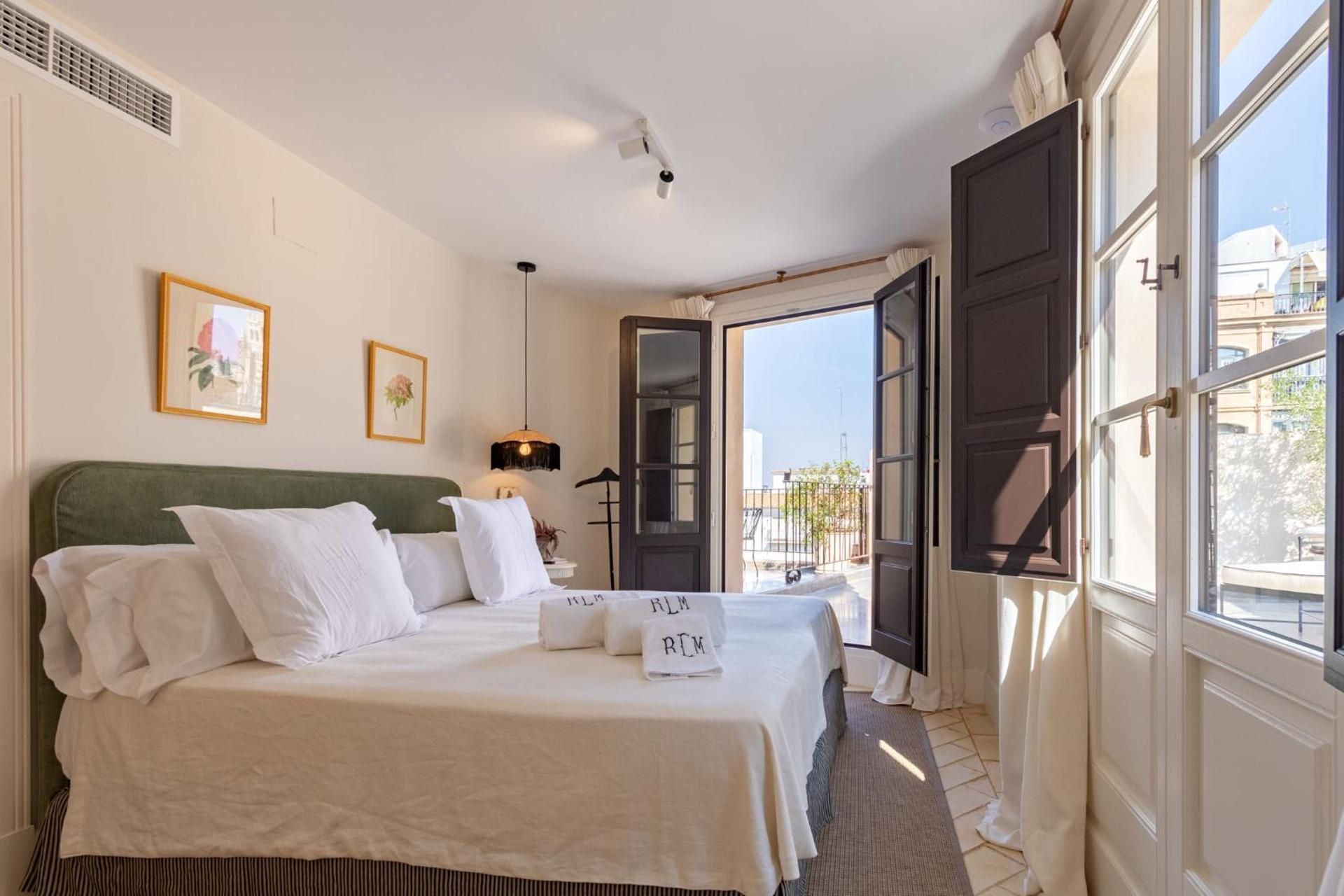 DELUXE APARTMENT