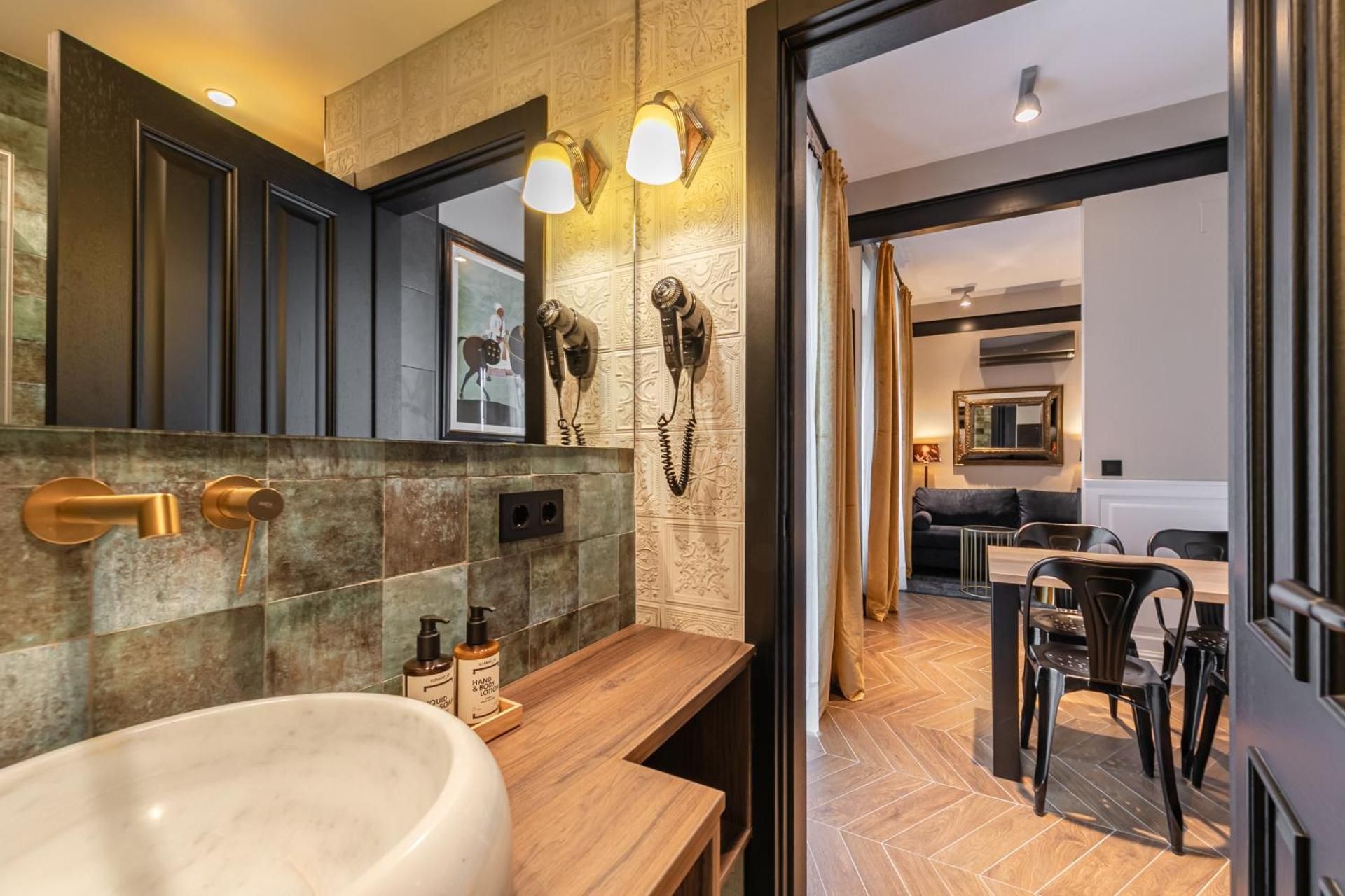 One-Bedroom Apartment with City View