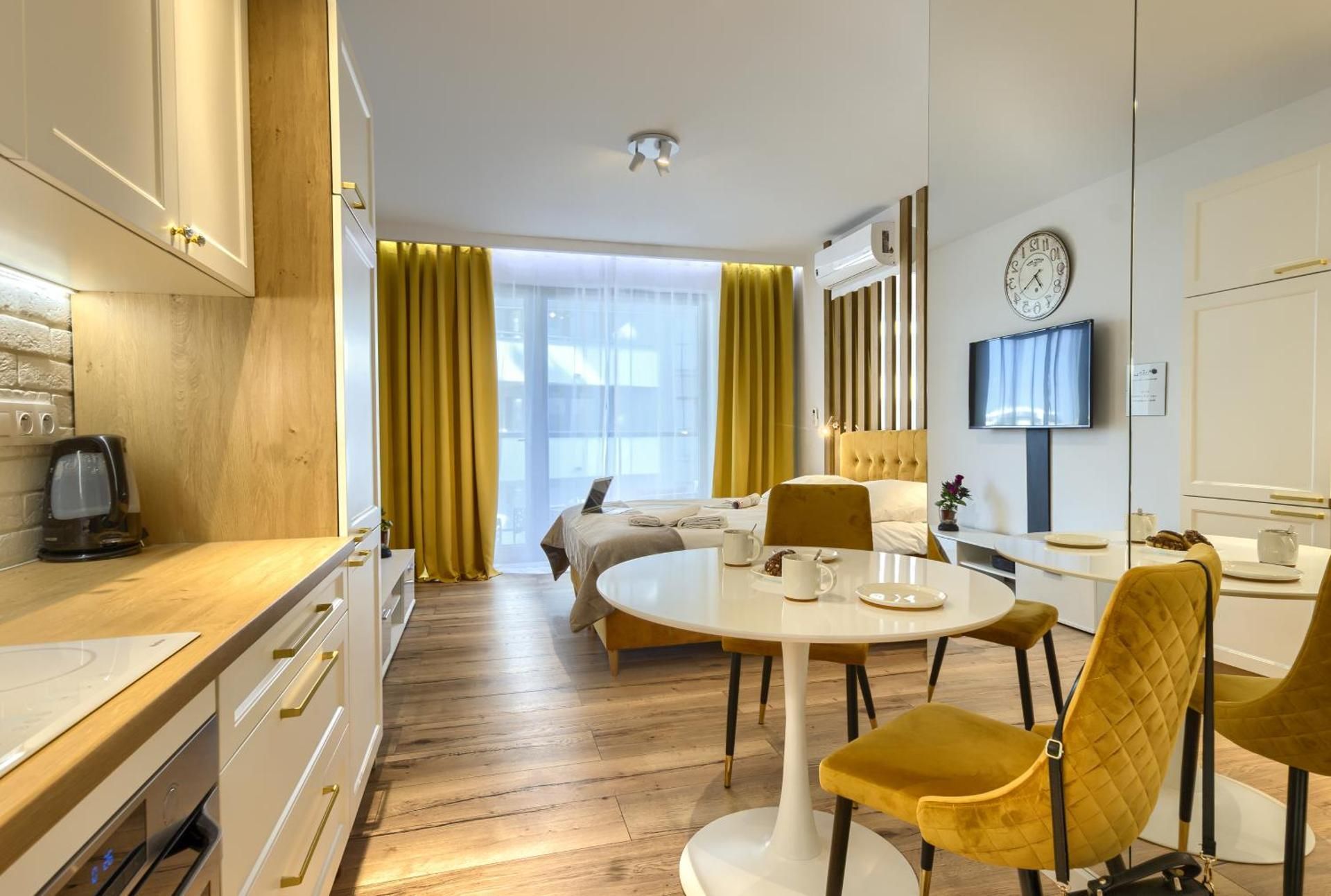 DELUXE APARTMENT
