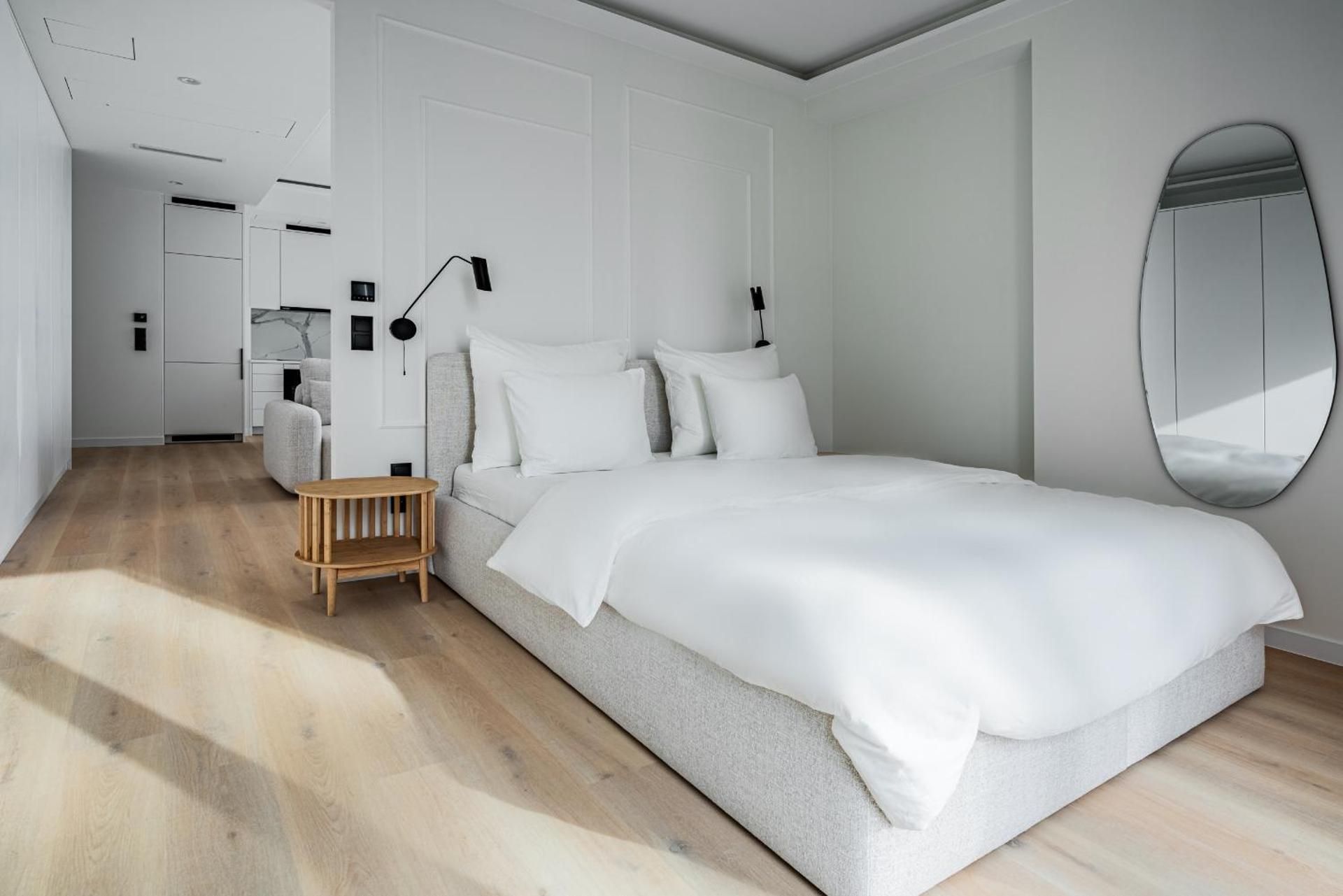 Deluxe Queen Suite