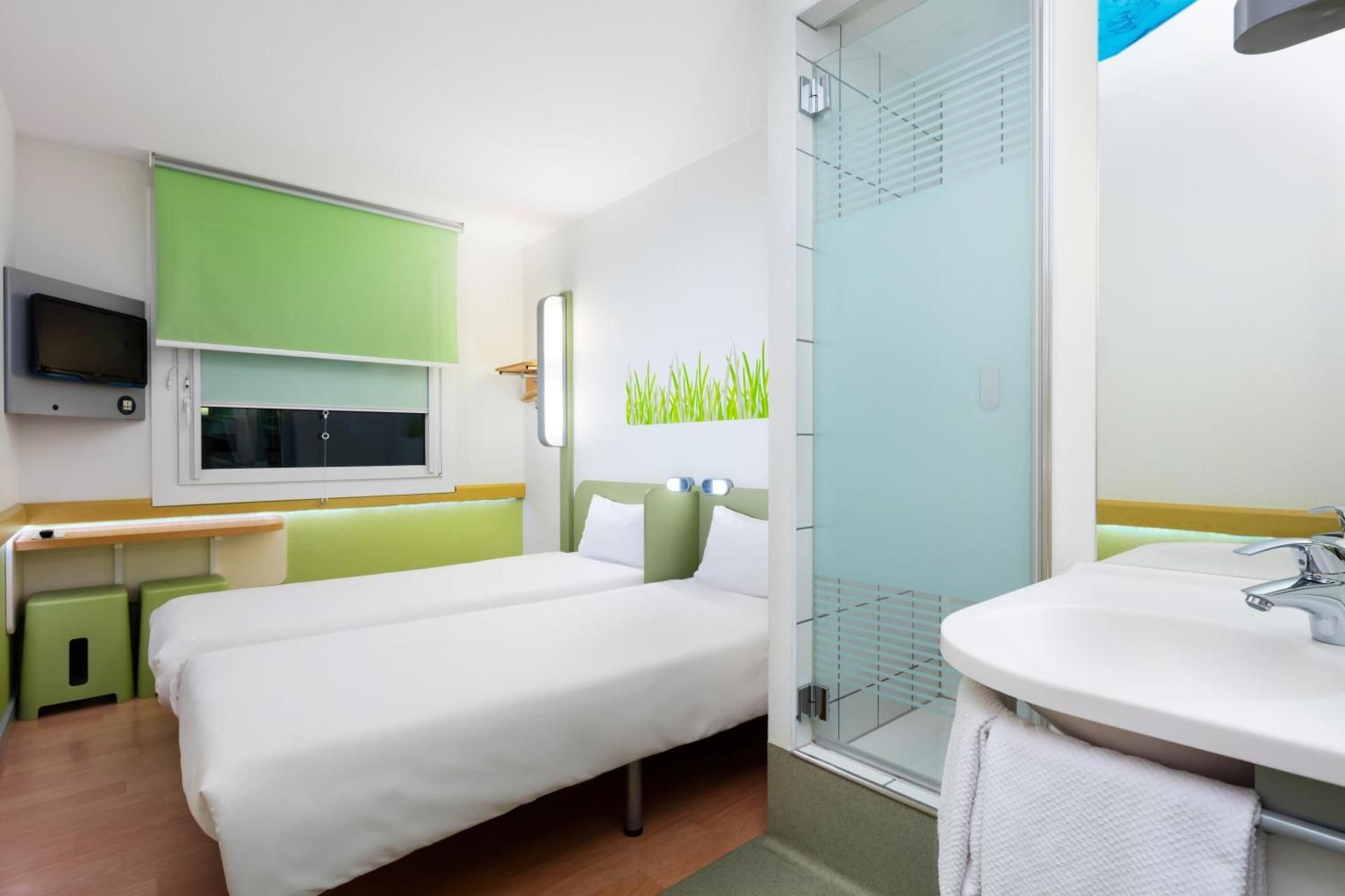 Room for 2 people with twin beds