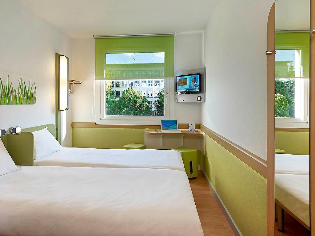 Room for 2 people with twin beds