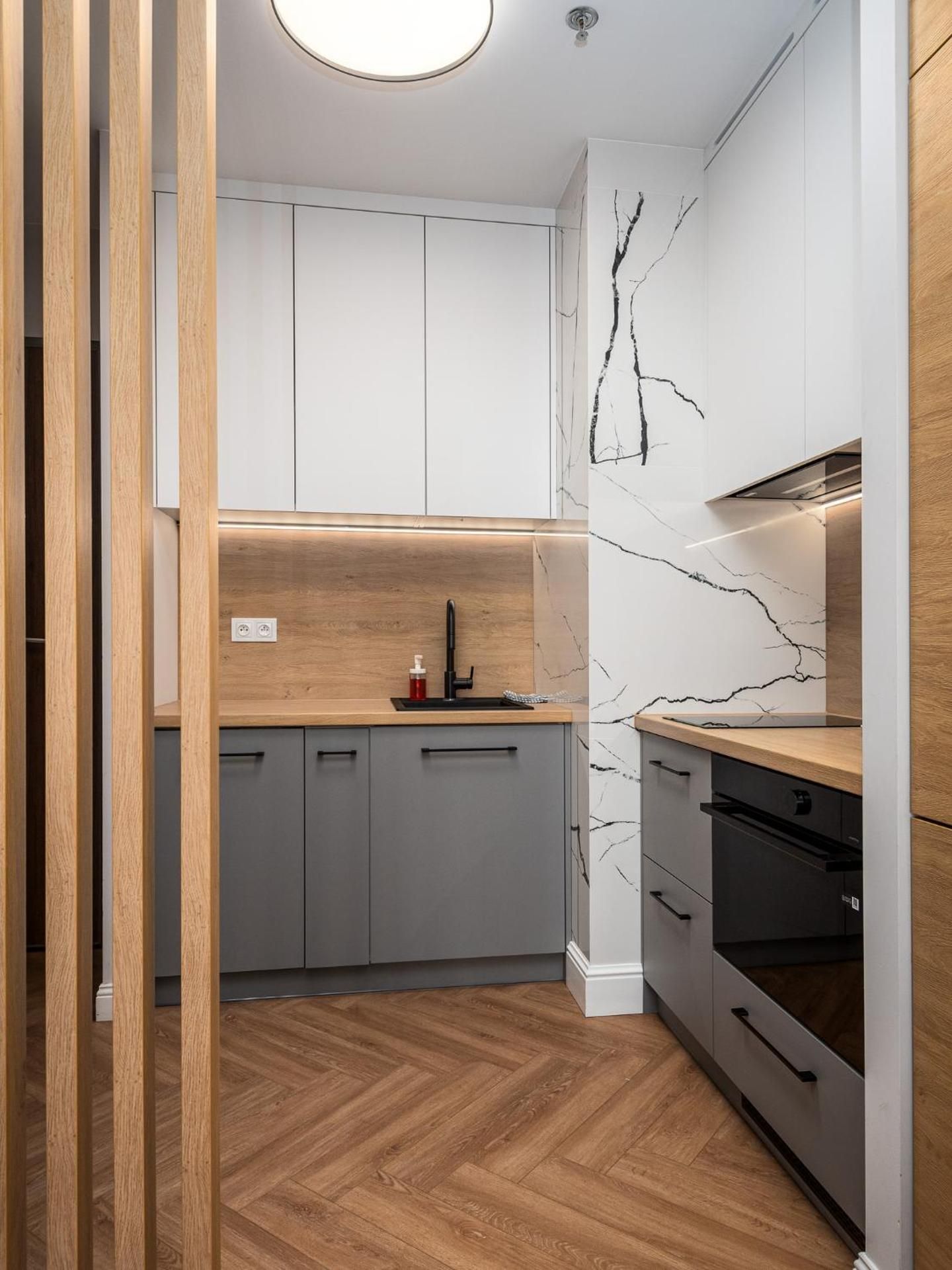 Wola Tower Deluxe Separate Bedroom with Free Garage - by Perfect Apart One-Bedroom Apartment 3