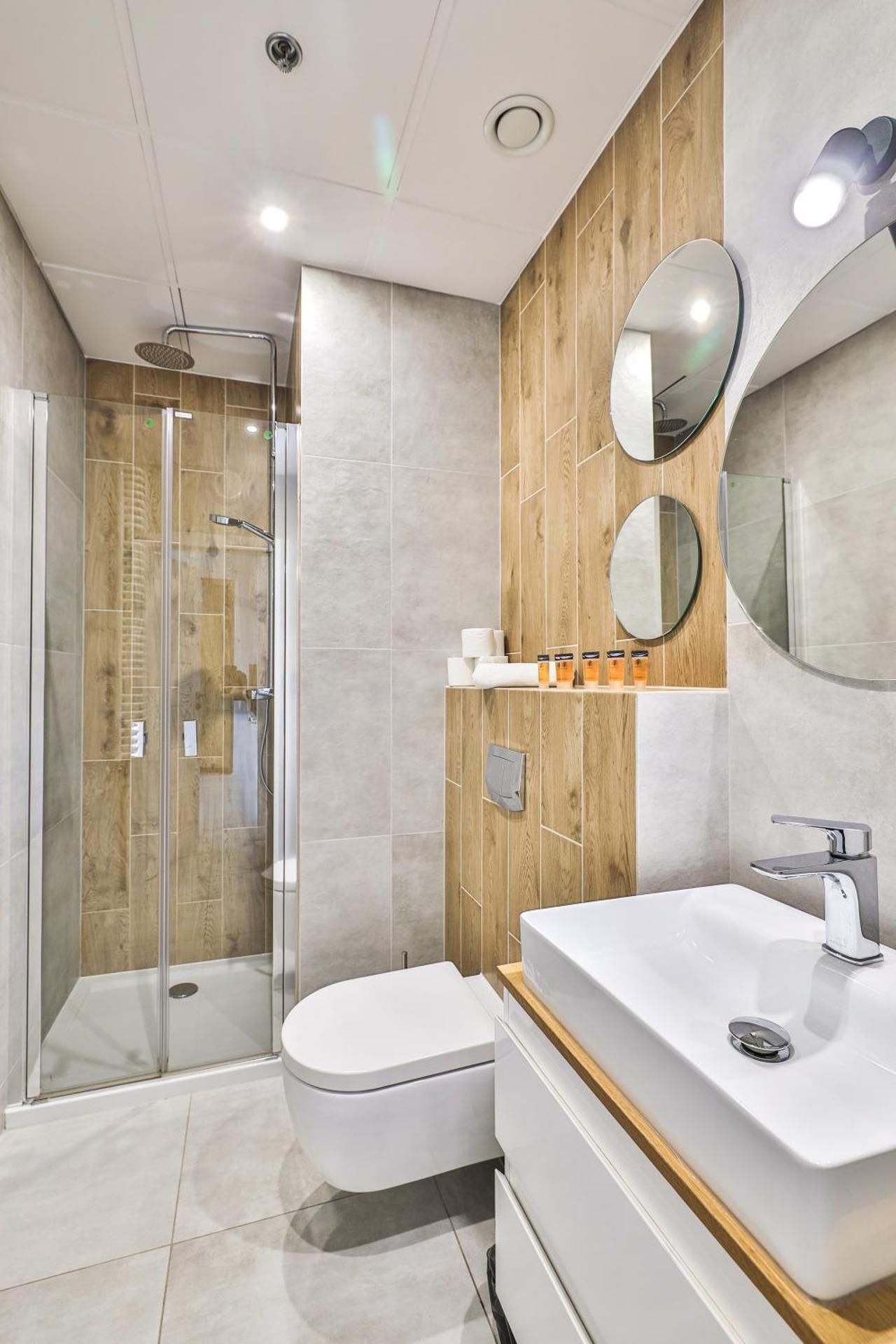 Wola Tower Deluxe Separate Bedroom with Free Garage - by Perfect Apart Deluxe One-Bedroom Apartment with City View