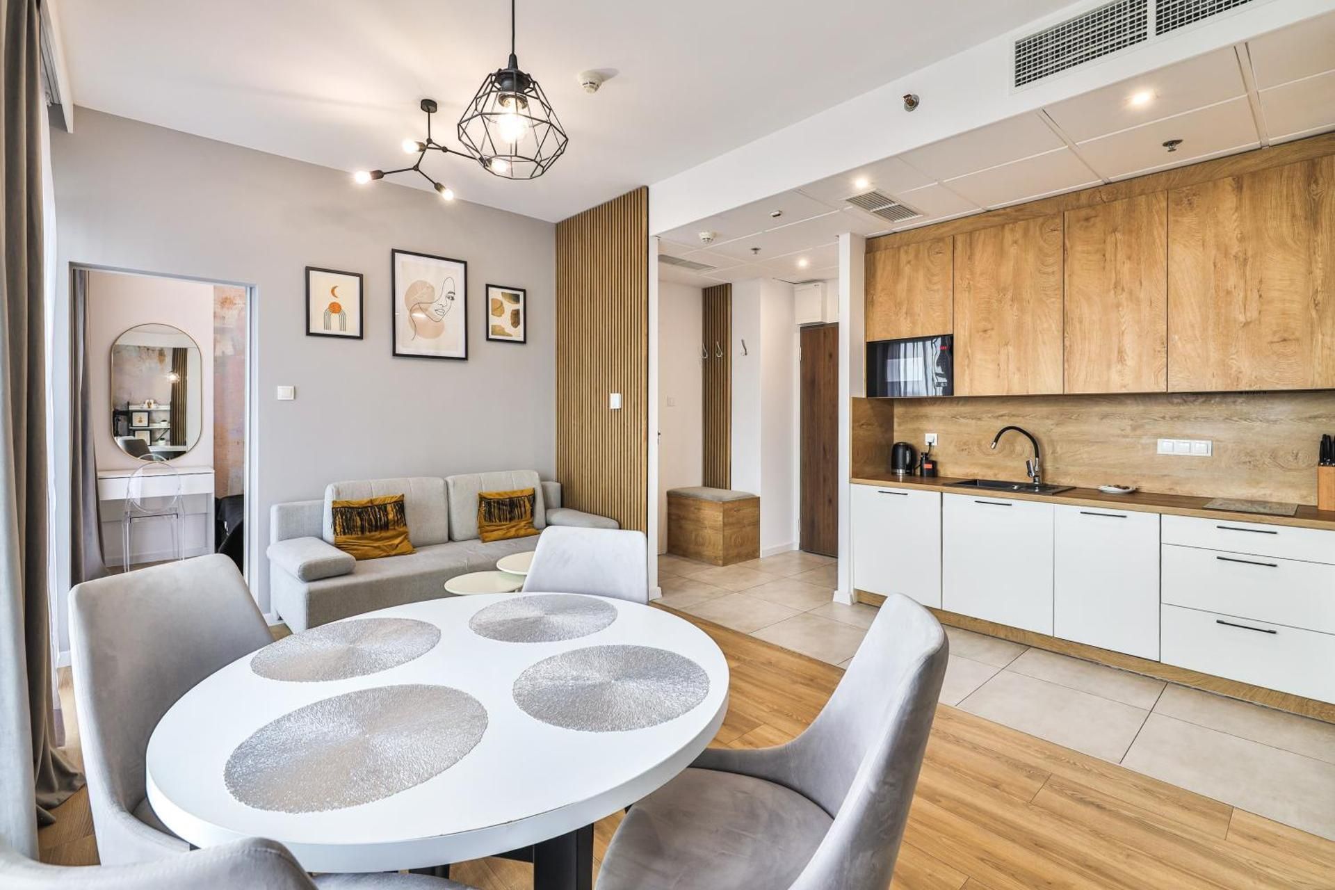 Wola Tower Deluxe Separate Bedroom with Free Garage - by Perfect Apart