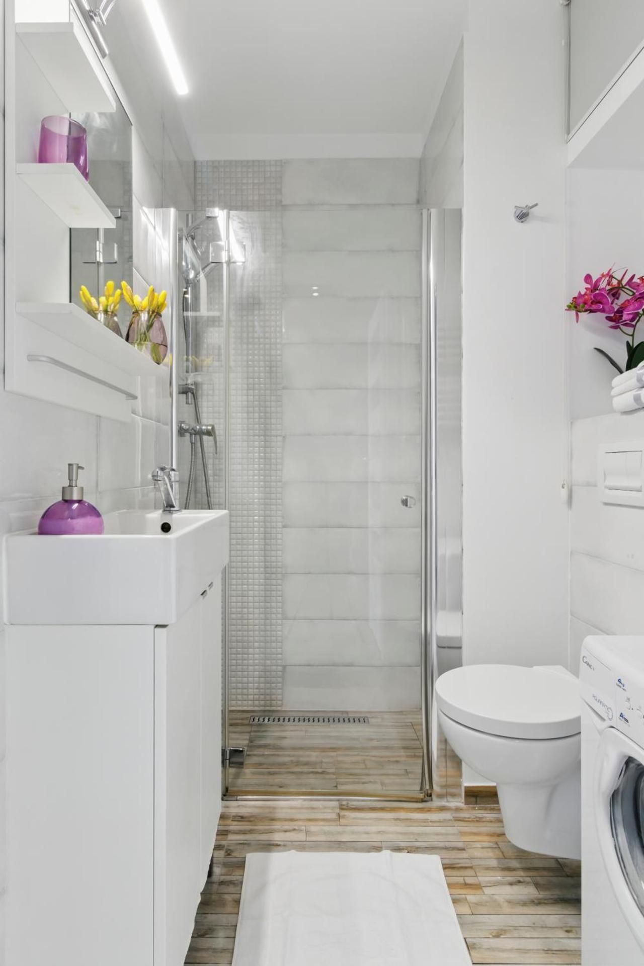 Lovely BOUTIQUE studios 2x1BR nearby Chopin Airport & 15 min to Centre by tram Queen Studio 2