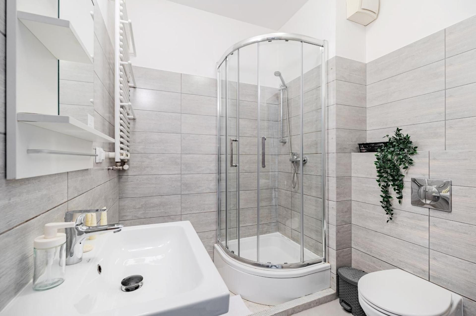 West Station Apartments by Arrenda King Studio with Sofa Bed 2