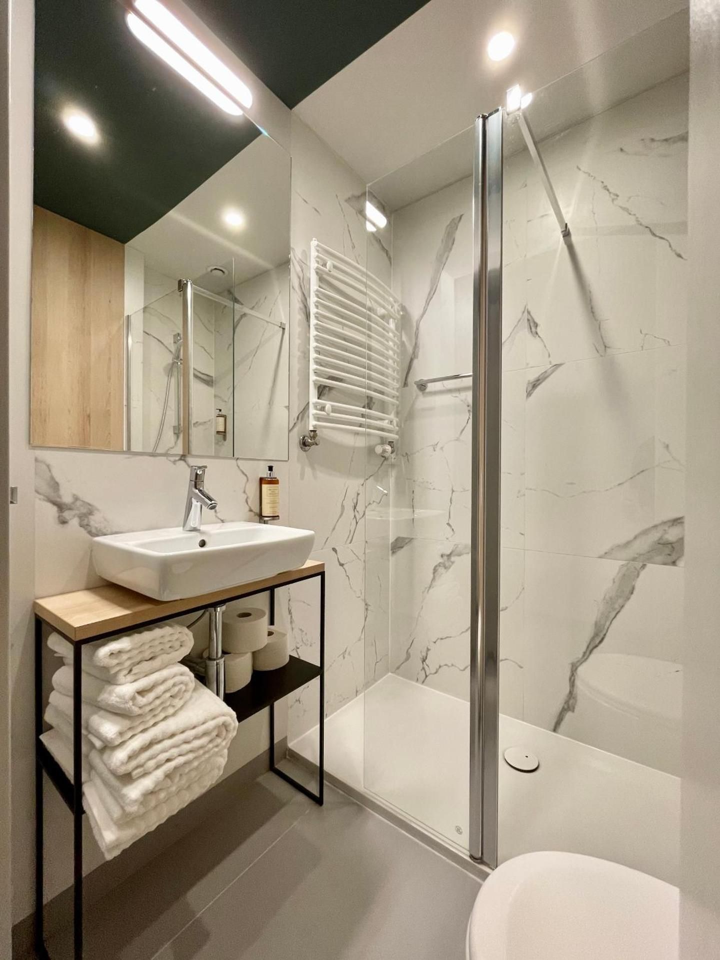 DELUXE APARTMENT