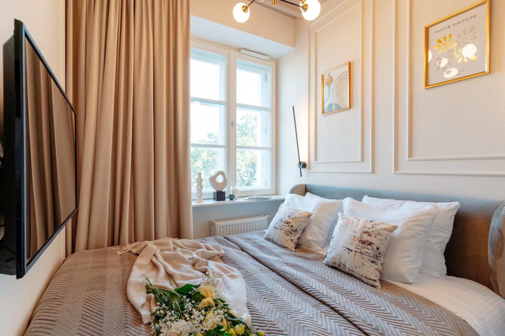 Corner Apartment with king size bed and old town view