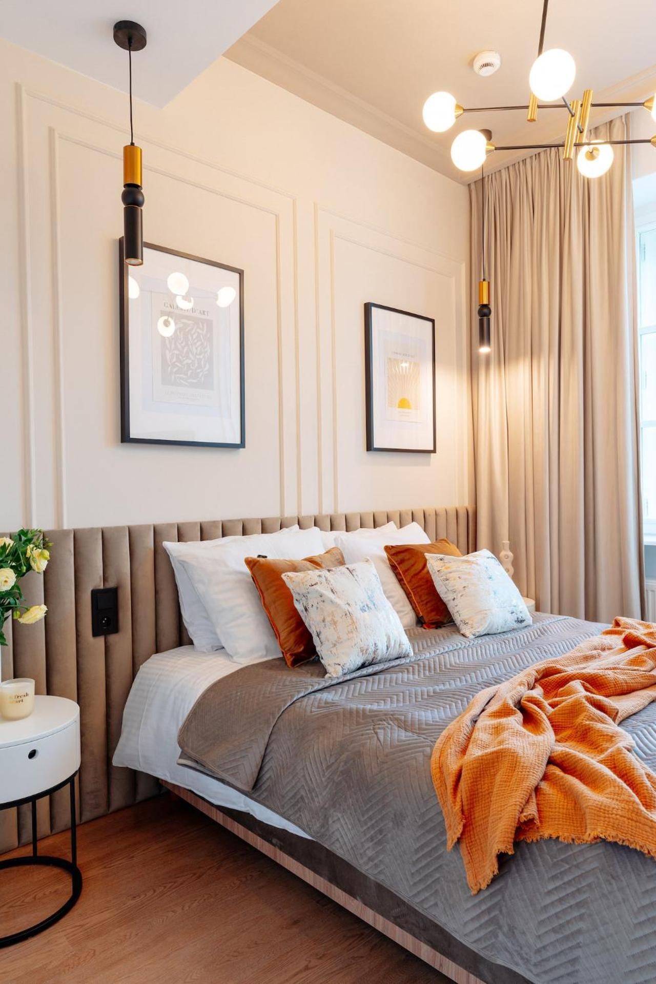Corner Apartment with king size bed and old town view
