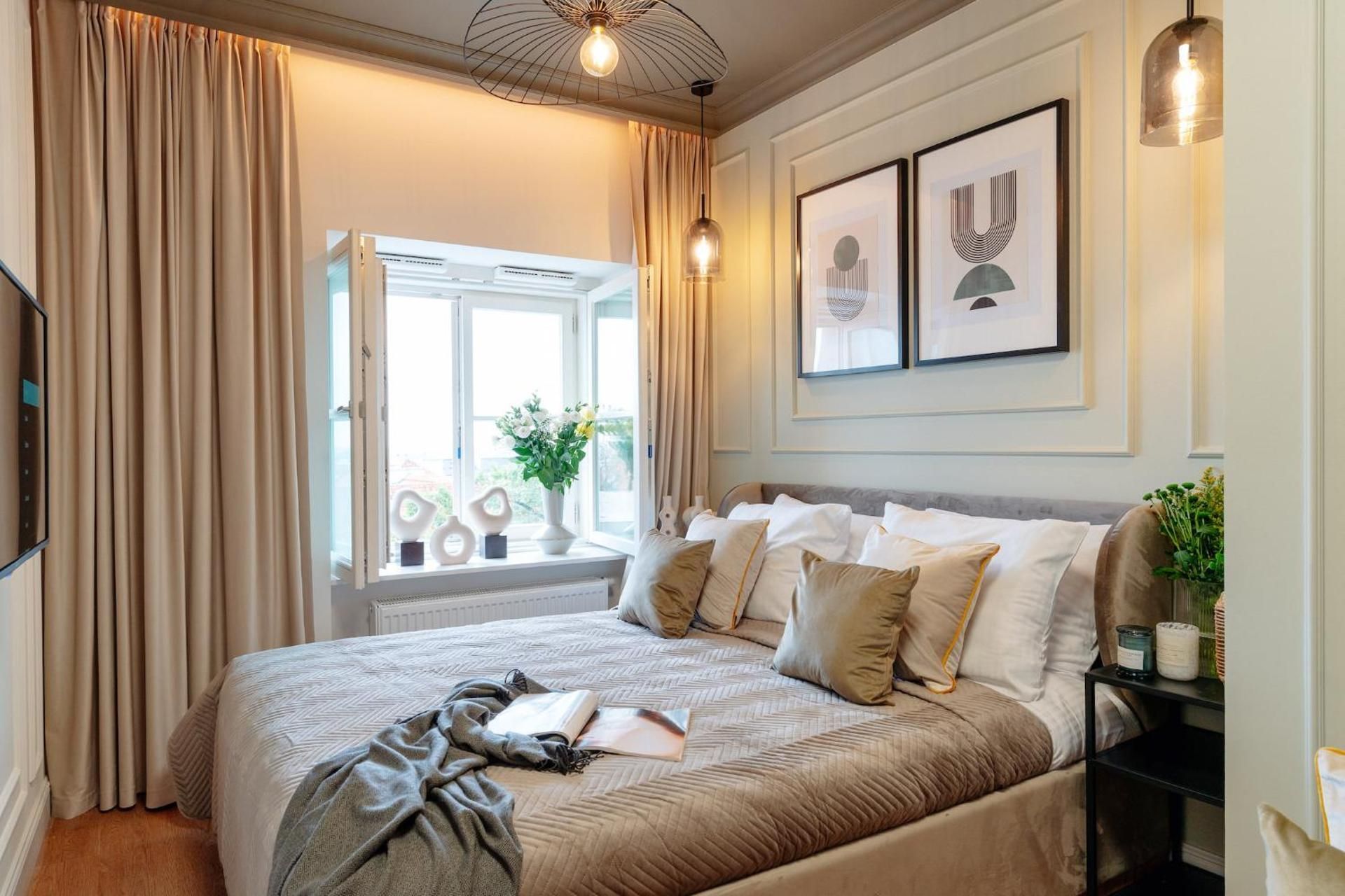 Superior studio with king size bed and old town view