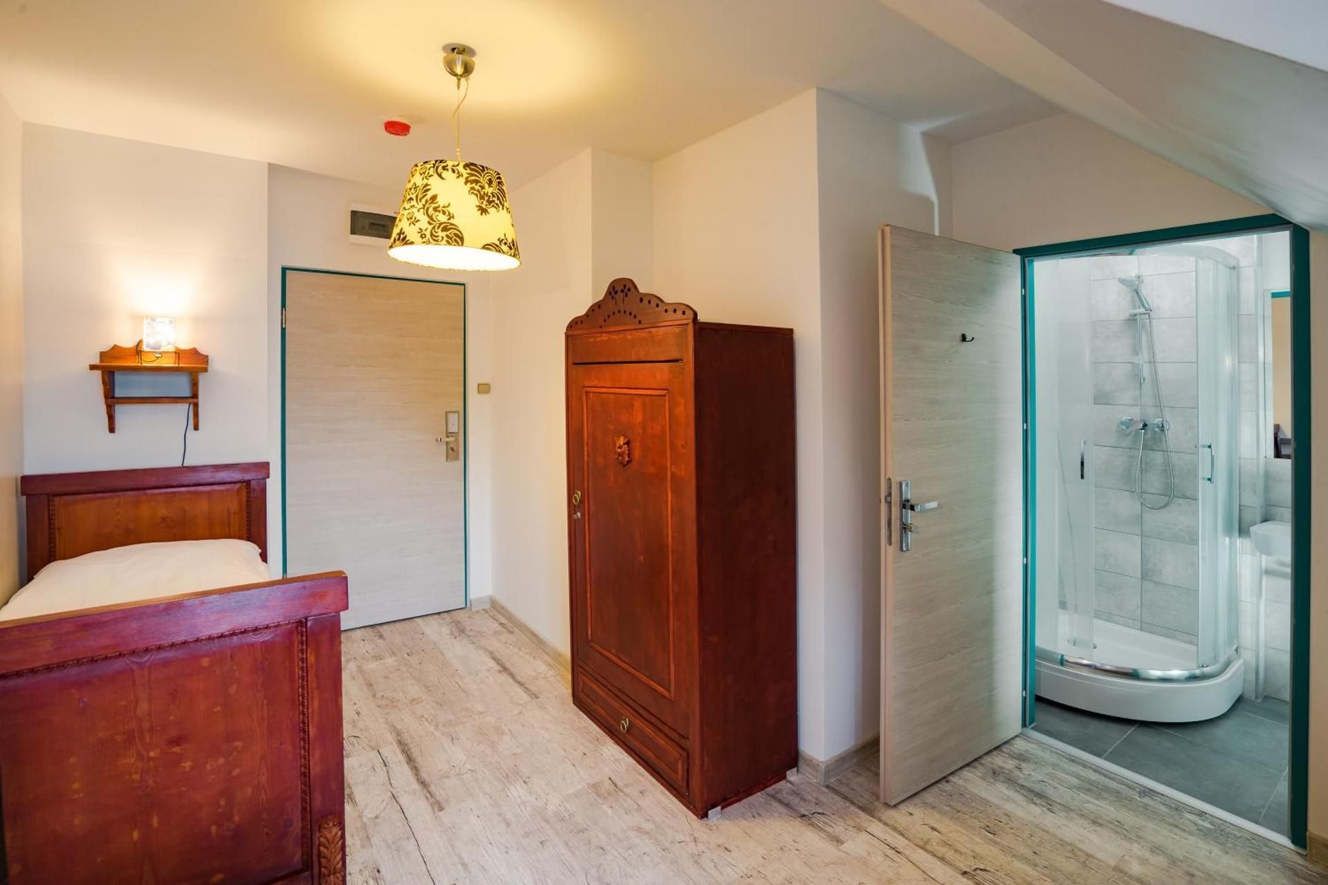 Twin Room with Ensuite Bathroom