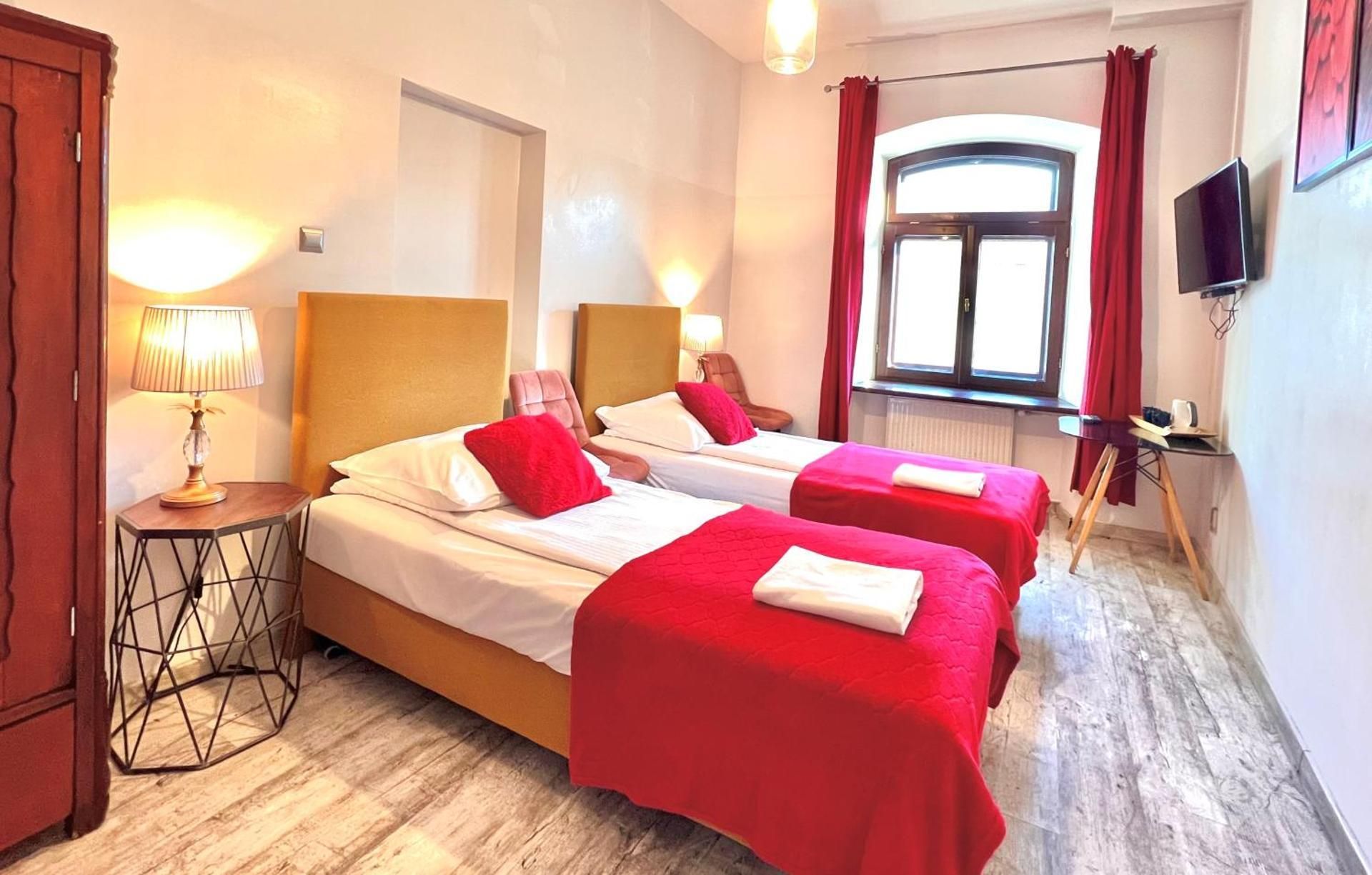 Twin Room with Ensuite Bathroom