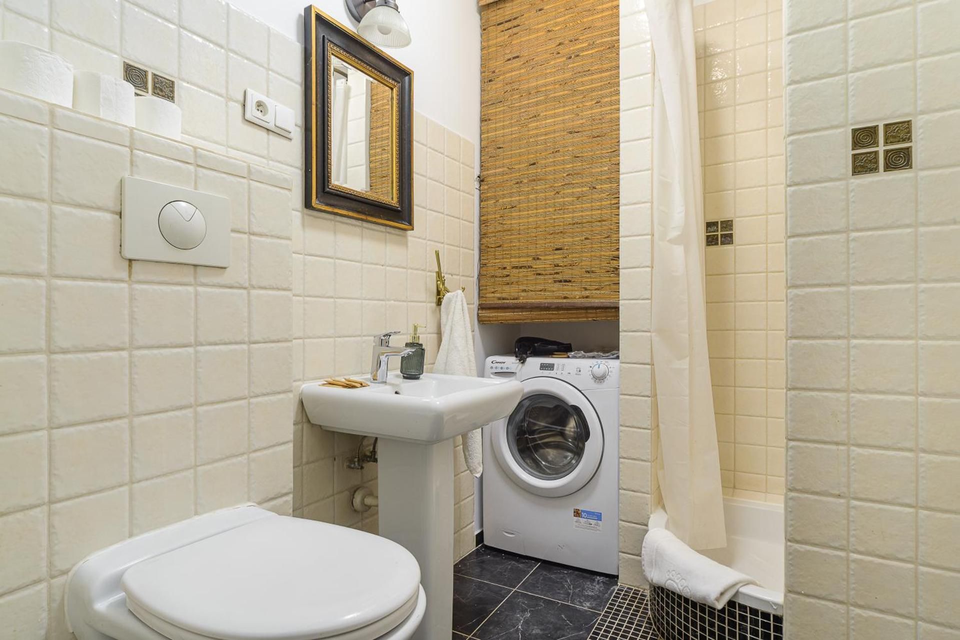 One-Bedroom Apartment 12 Miodowa Street