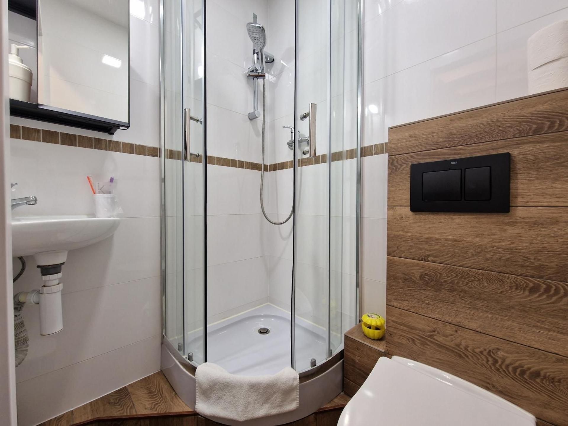 SMALL DOUBLE OR TWIN ROOM