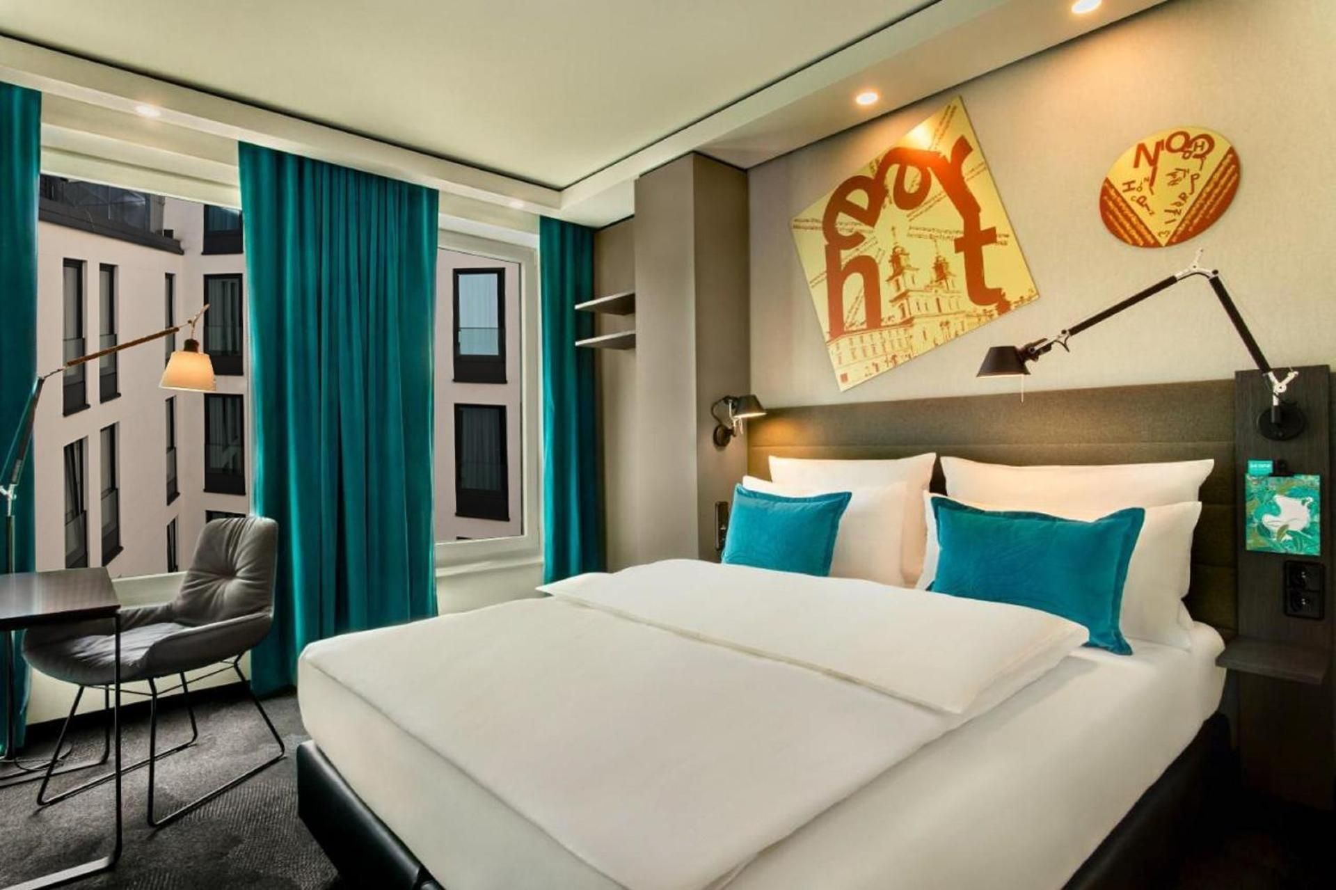 Standard Queen Room with Courtyard View