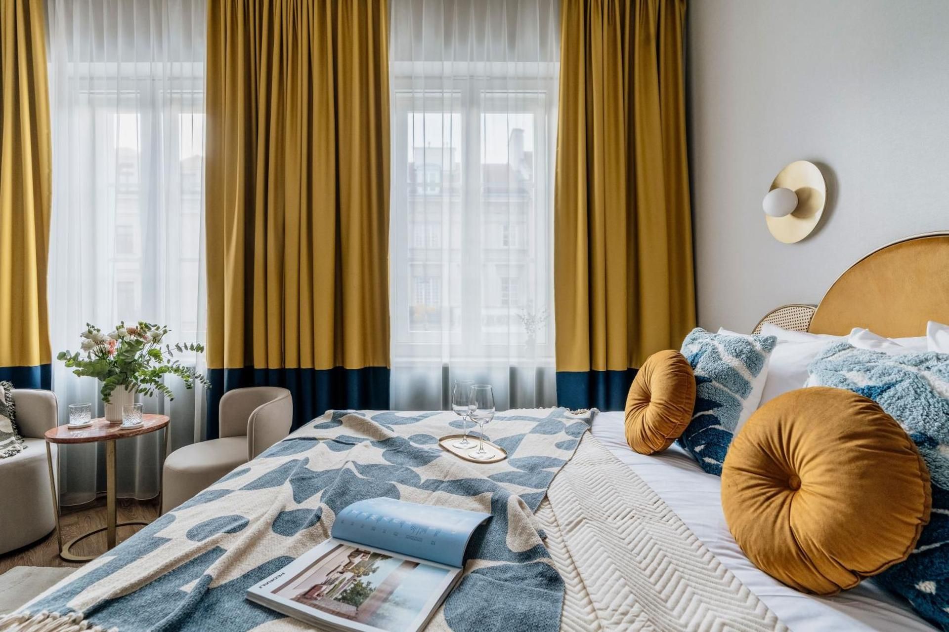 Superior Room with sofa and Nowy Świat View