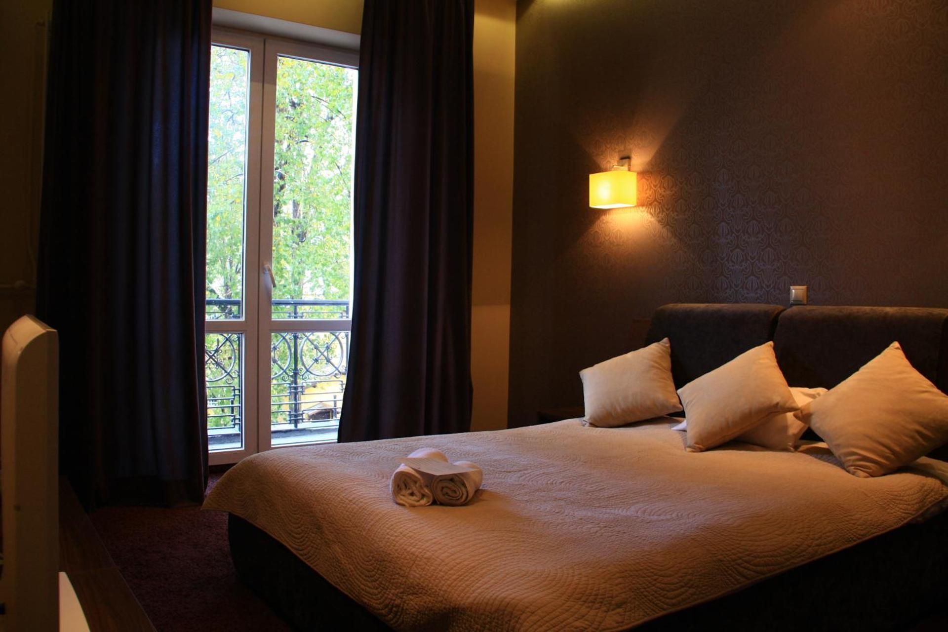 Triple Room with Balcony and Shared Bathroom