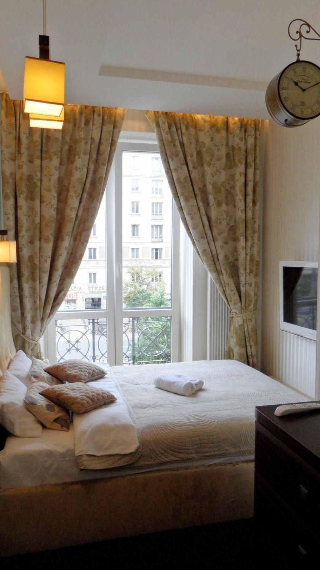 Double Room with with King Size Bed and Shared Bathroom
