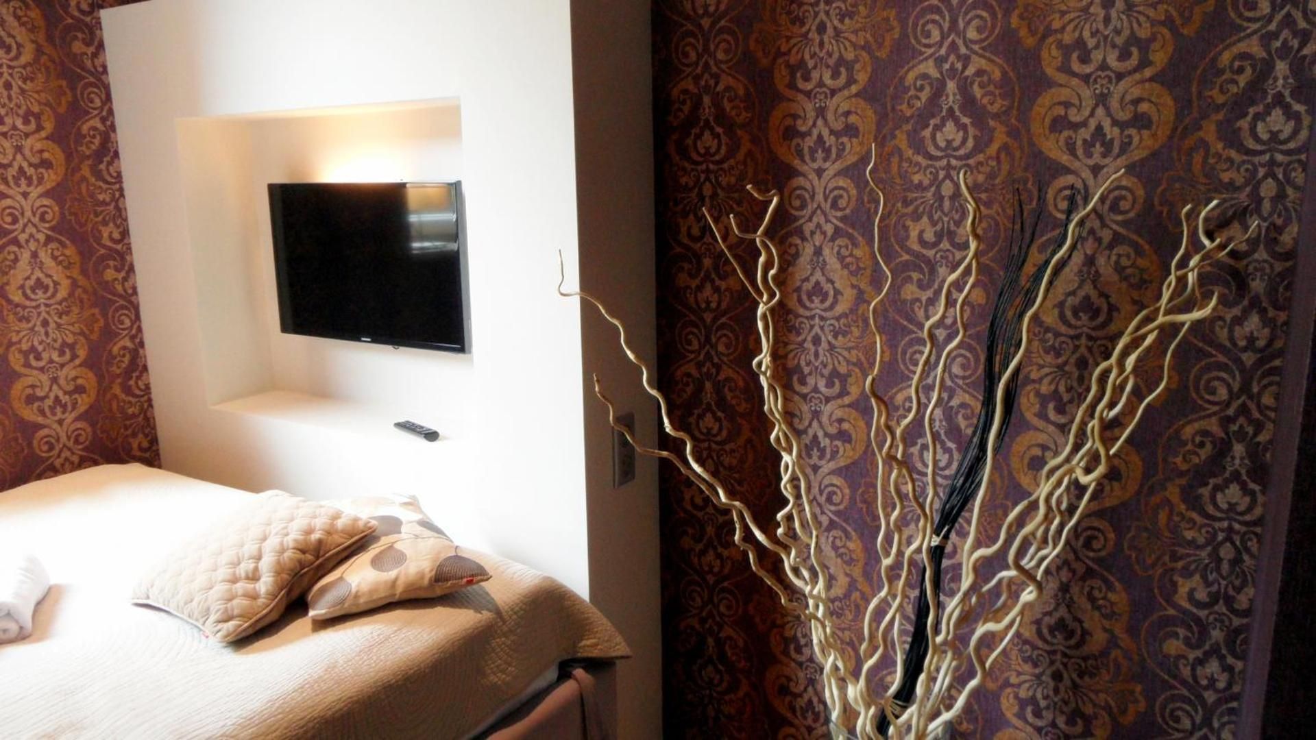 Basic Double Room with Shared Bathroom
