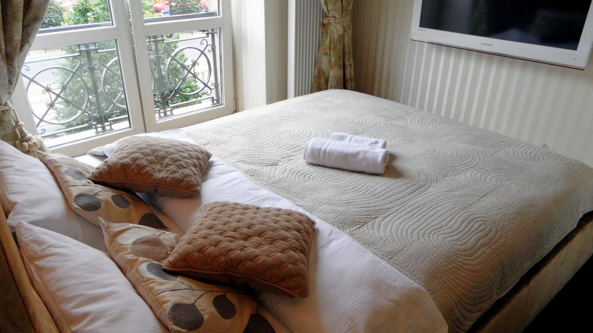 Double Room with with King Size Bed and Shared Bathroom